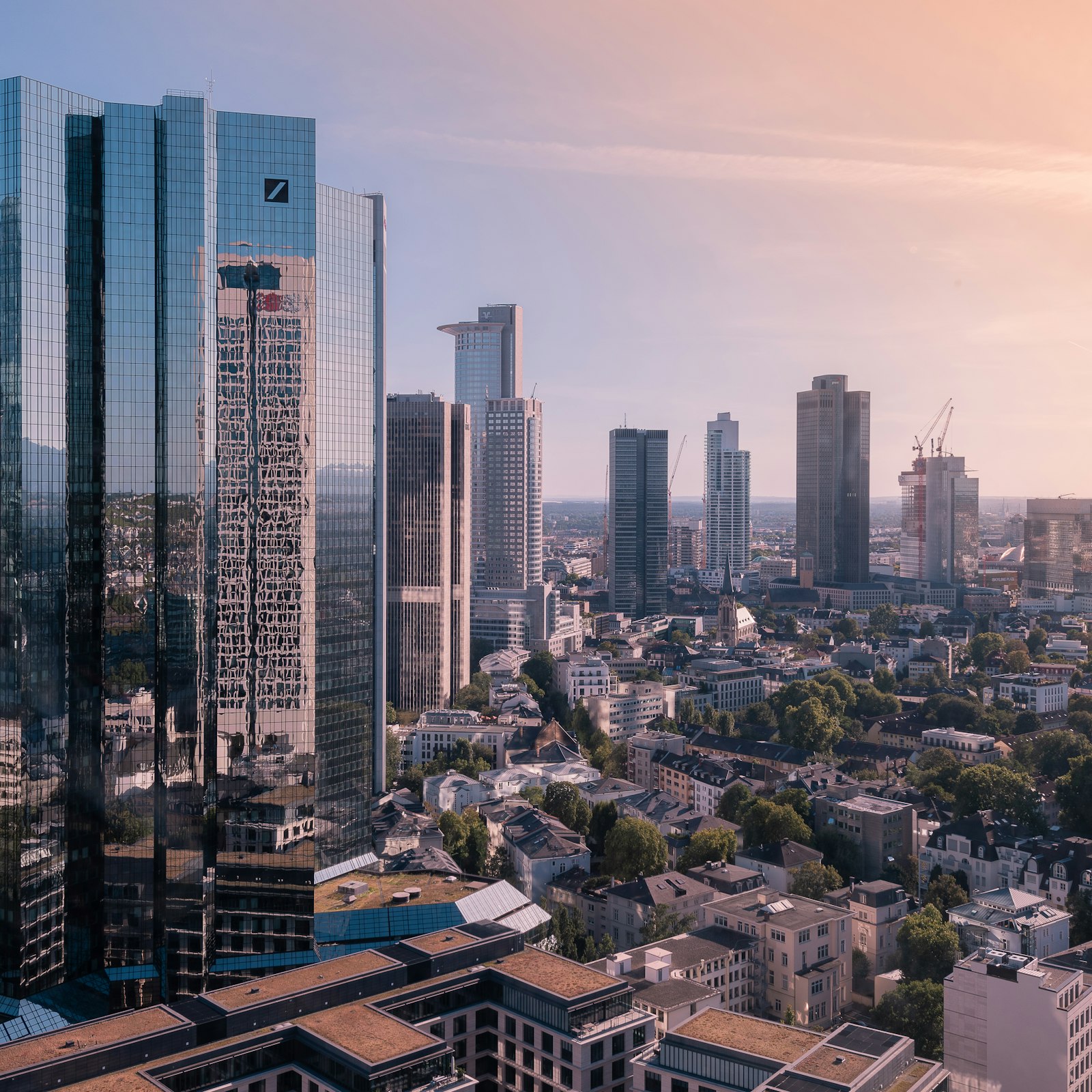 Hochhäuser der Frankfurter Skyline vor hellem Himmel